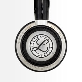Lähikuva 3M Littmann Cardiology III -stetoskoopin lasten kuunteluun tarkoitetusta puolesta, jossa on Littmann -laatusinetti.